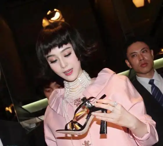 范冰冰漫画短发俏皮可爱穿粉色大衣戴珍珠项链气质乖巧可爱