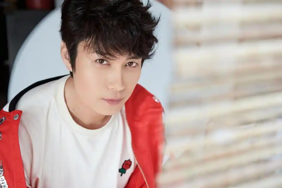 演员艾伦allen亮相国际华语电影节 蓝色丝绒西装优雅绅士_高清图集