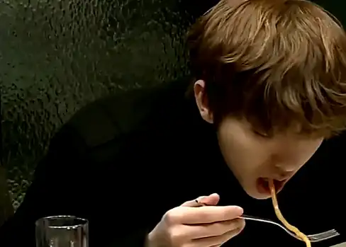 蔡徐坤吃饭照片,室友爆料他一天吃八顿饭,但是就是不胖!