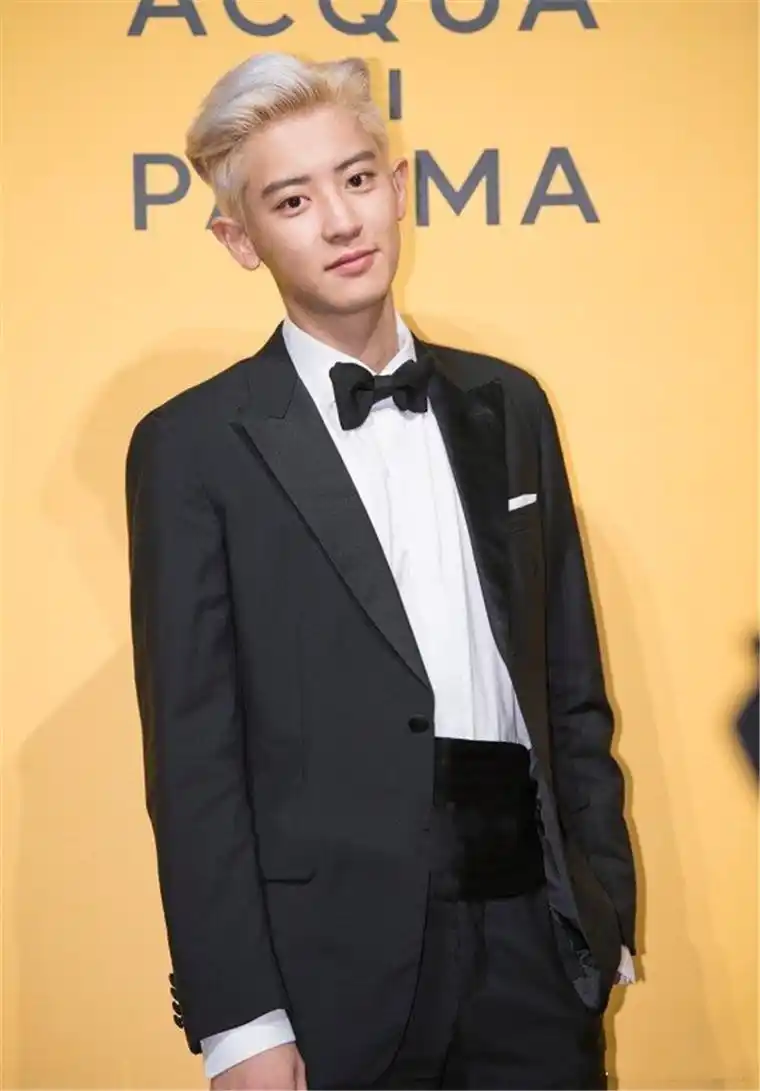 朴灿烈出席活动状态佳,185穿西装秀出优越比例,长腿让人羡慕