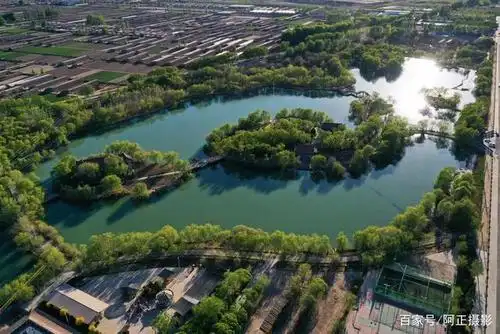 航拍甘肃高台月牙湖 湖面如镜春意浓