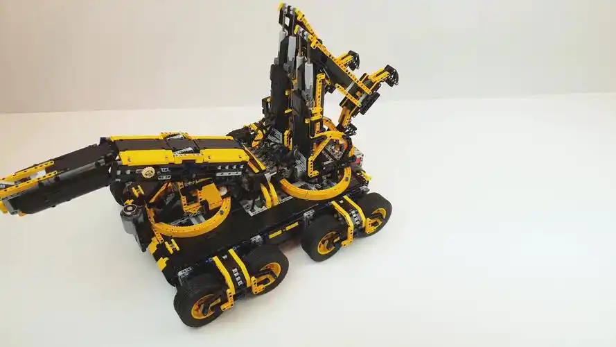 lego乐高【拆弹专家】!来看看十九个电机的拆弹机器人