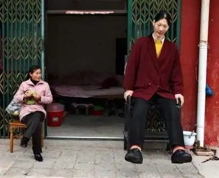 中国第一女巨人姚德芬身高236米曾梦想吃饱饭2012年离世