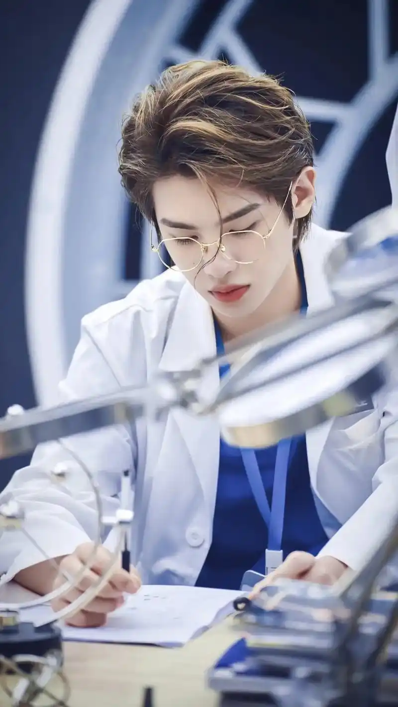 黄明昊壁纸合集#黄明昊 #内娱男妲己