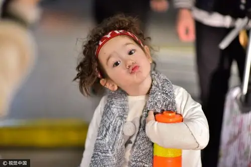 周嘉诚羊羔毛翻领夹克雪地靴 软萌可爱