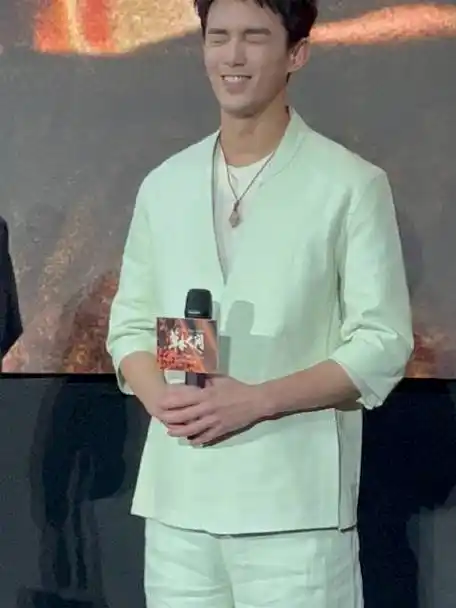 蒋勤勤说今天好多儿媳妇#"全家"齐聚了电影《草木人间》首映礼,@吴