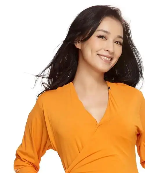 张庭产后复出辣妈身材魅力升级 酒窝依旧笑容甜