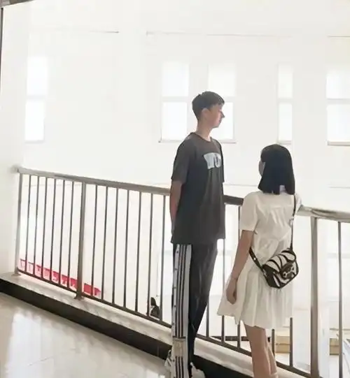 女教师的身高只有1米6,而学生的身高已经超过1米8了,师生间的"最萌