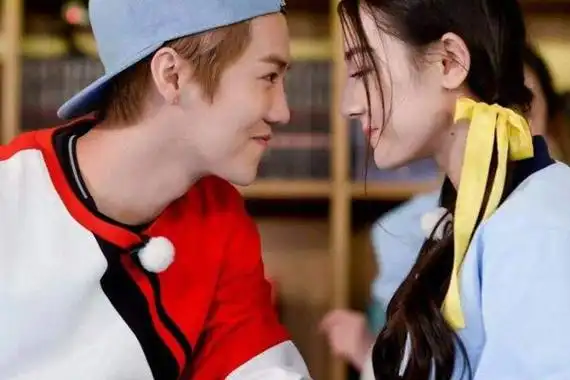 鹿晗解迪丽热巴胸衣怎么回事 吻戏故意不用替身太心机