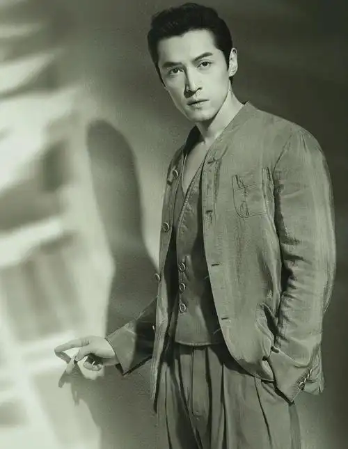 胡歌的光影大片很棒!像男模一样穿条纹衫,难改全国顶级地位|西装|时尚