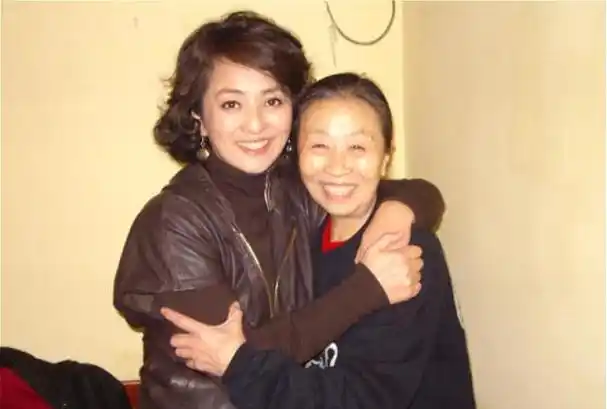 张少华一生住在40平的房子里去世1年多丈夫的痴爱让人泪目