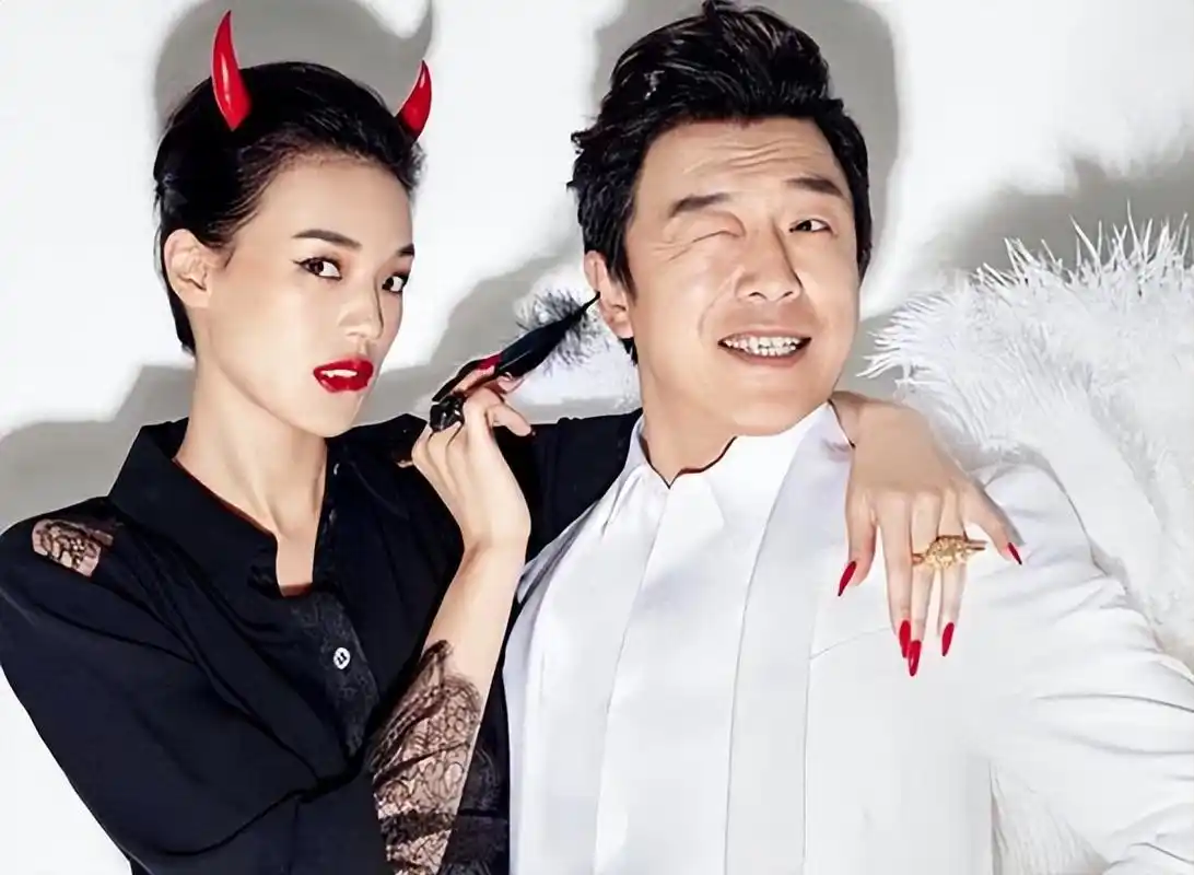 黄渤夫妇和王迅聚餐,黄渤初恋妻子小欧罕见露面,二人超有夫妻相