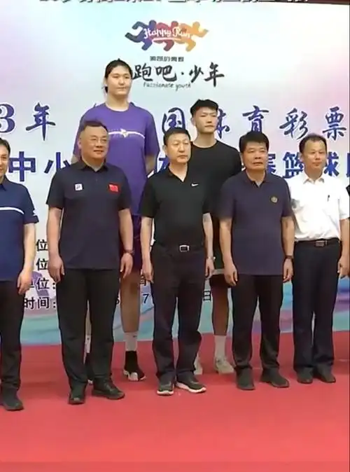 身高2米27的张子宇,即便是站在后排,也比前排的领导们高出来一大截.