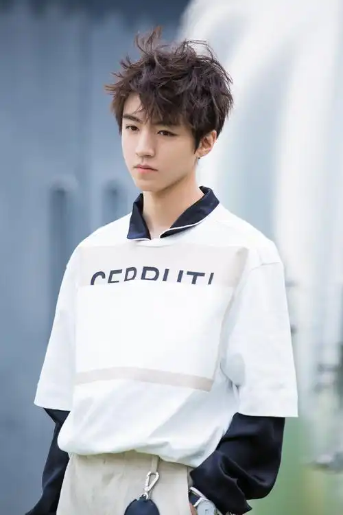 > tfboys王俊凯棒球写真图片(6/9)