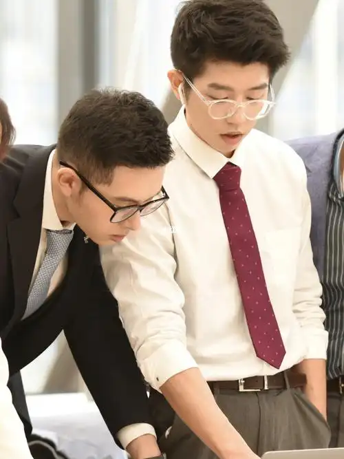 谷惑人鑫|苏俊鑫&林鹰谷_沙雕_型男_工作_闪闪发光的你_娱乐_明星