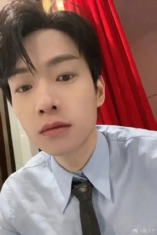 魏大勋背光侧颜照