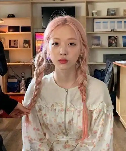 这张照片是前几天拍摄的,这时候崔雪莉的头发还是浅浅的粉色,这个粉色