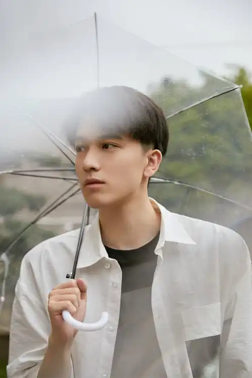 赵英博薄荷系写真明朗清爽 澄澈少年轻享盛夏慢时光