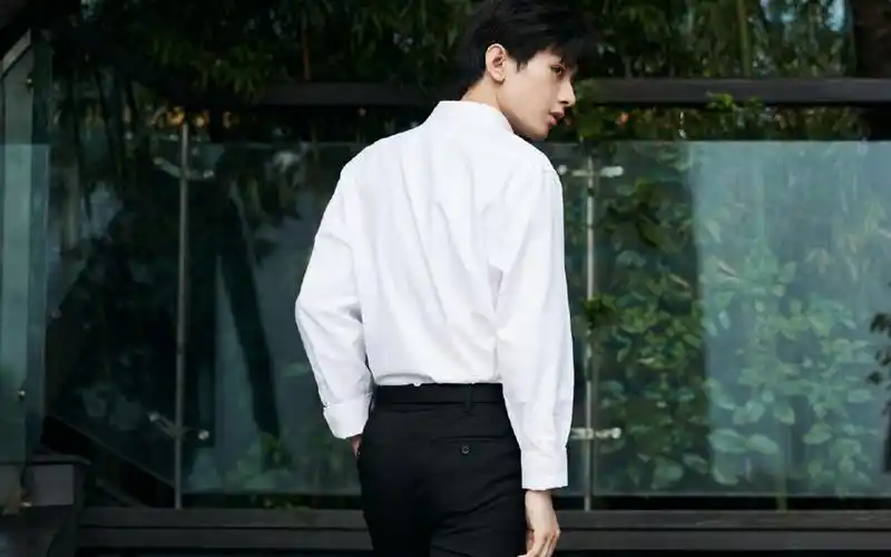 成毅白衬衫帅气写真桌面壁纸