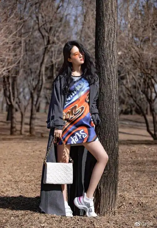 刘亦菲时尚穿搭,清雅脱俗而又别具一格,不愧是神仙姐姐,超美