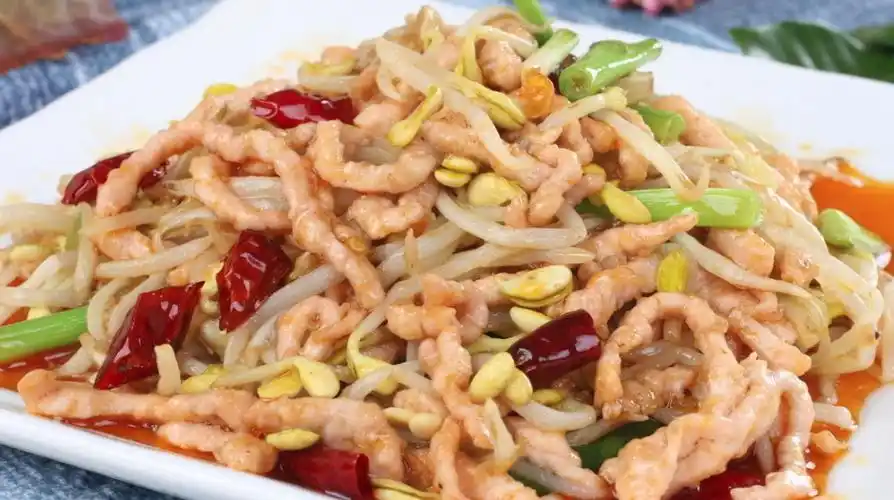 不要急,大厨教你一道秘制小炒,荤素搭配,开胃下饭