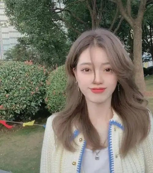 黄头发过时了?2021年流行"奶茶色",显白又高级,黑黄皮也适合