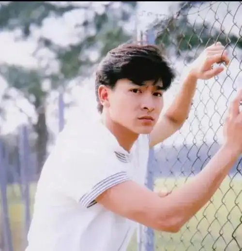 刘德华从小帮着家里卖稀饭,因为爸爸和爷爷闹翻,一家人只好出去自力更