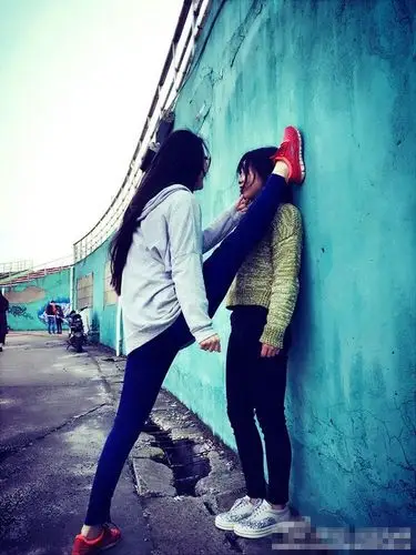 美女劈腿壁咚秀逆天好身材