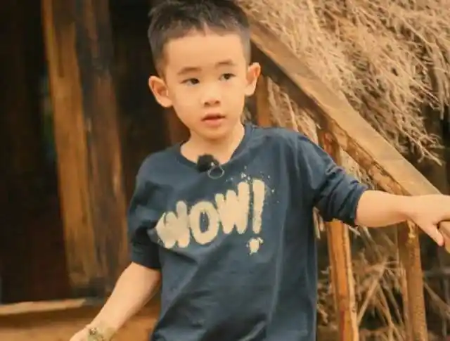 陈小春二胎儿子近照曝光颜值酷似妈妈应采儿小眼睛炯炯有神