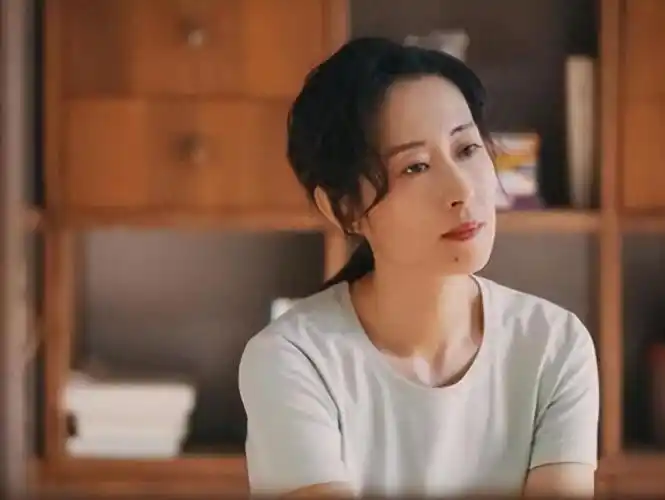 在她大二那年,有个电影导演来中戏挑演员,无意中看到了刘敏涛在练基本