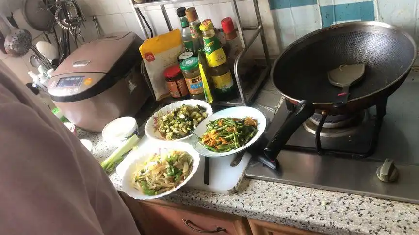 上海疫情封了近80天  百无聊赖  自拍下自己做饭的样子还挺不错的