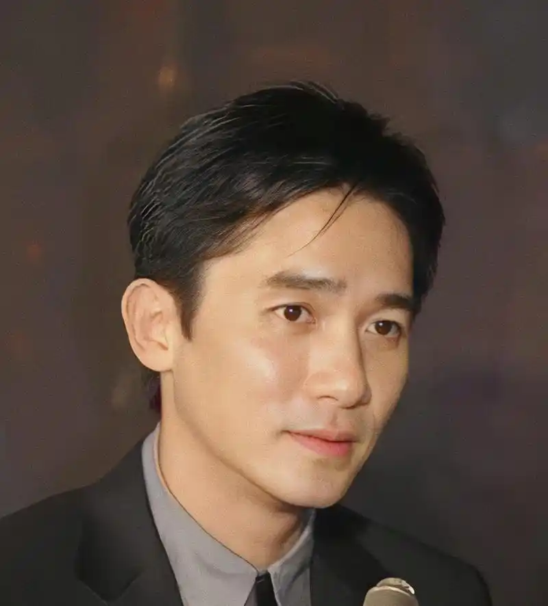 作为一名疯狂的粉丝,我深深地被梁朝伟所吸引.