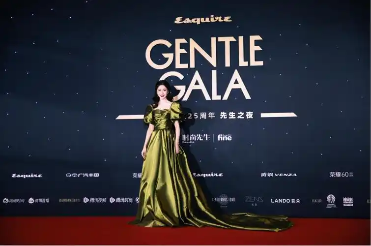 陈欣予受邀时尚先生元宇宙红毯 绿色长裙尽显璀璨星芒 - 生活 - 深圳