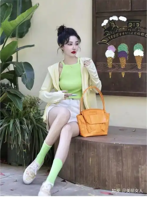 白色短裤怎么搭配上衣和鞋子好看