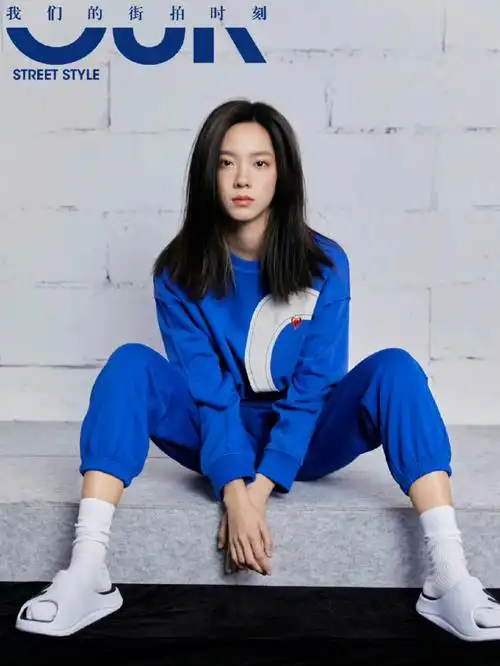 庄达菲的街拍look.最近看完摇滚狂花,爱上这个酷酷的女孩了.