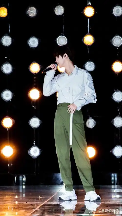 有鹿晗站着的全身照吗?