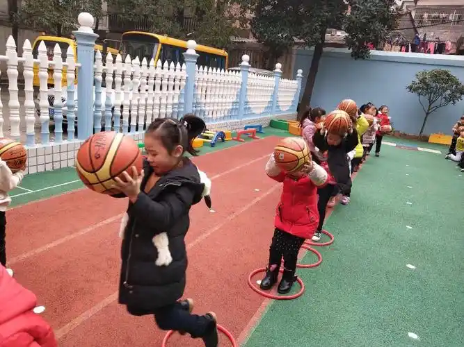 红苹果幼儿园体育课第十六周