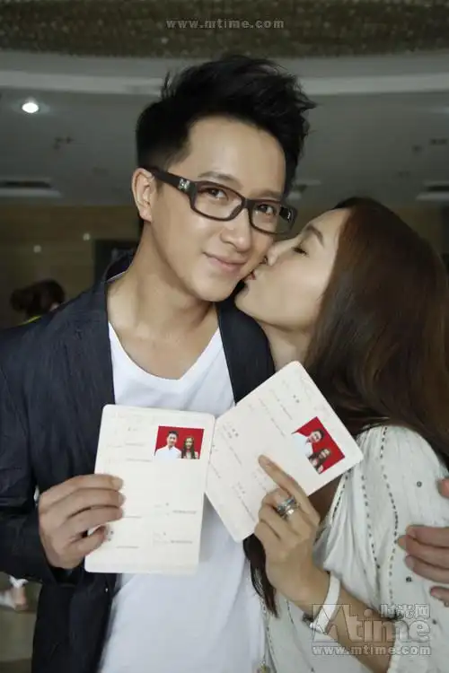 韩庚姚星彤晒结婚证 激怒韩庚正牌女友江铠同(图)