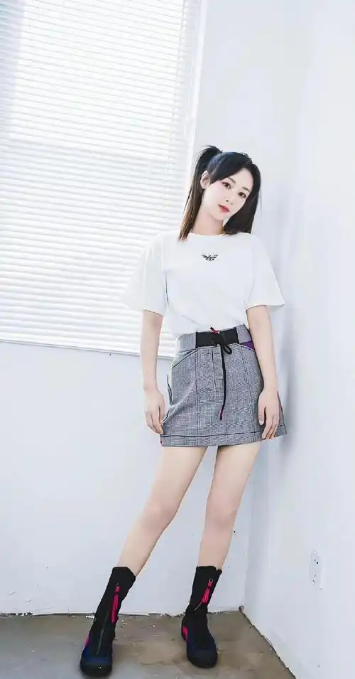 终于不用当陪衬杨紫上综艺穿短裙扎双马尾扮嫩大长腿惊艳到人