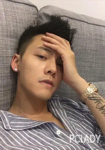 陈伟霆飞机头酷炸天 刘海高耸气场起码两米!