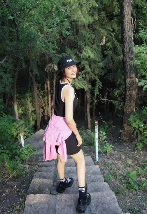 高圆圆穿百元背心裙爬山,美腿又细又长,素颜皮肤白皙甜笑如少女_带着