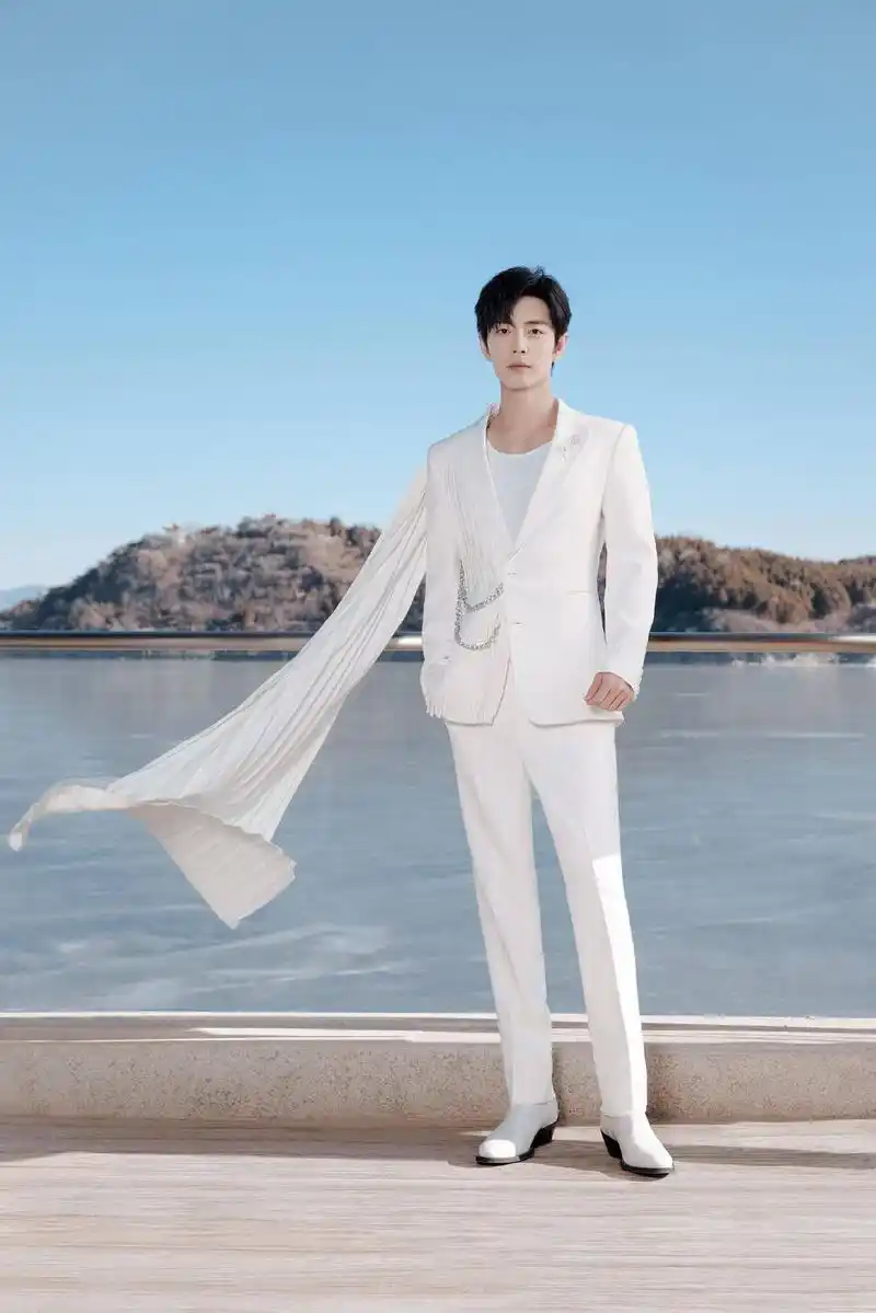 肖战出席网络视听盛典彩排 肖战出席2024年网络视听盛典彩排,一身白衣