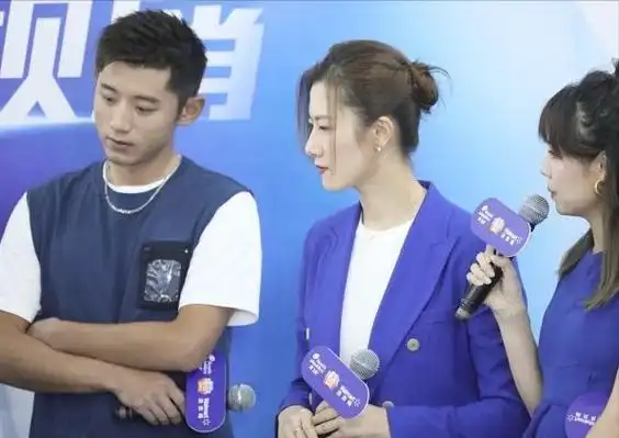 大满贯同框丁宁变身知性女白领身高与张继科也相差不多