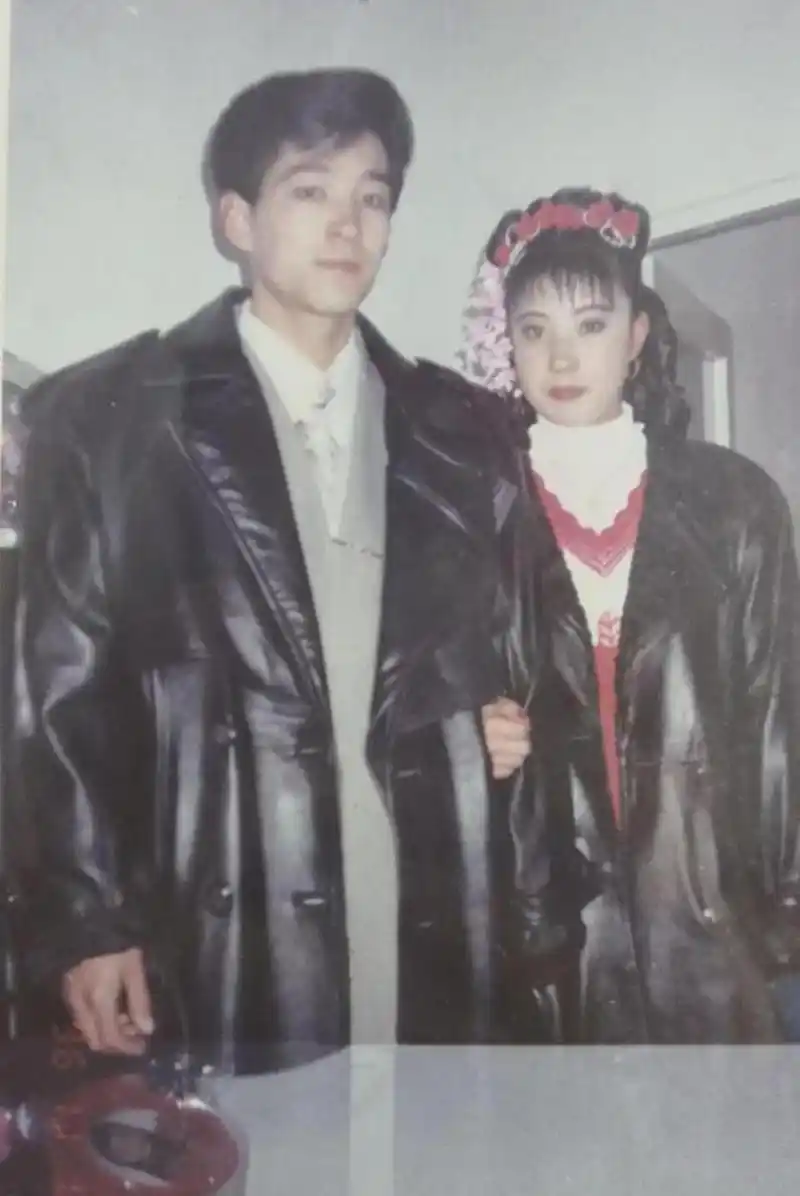 在上个世纪90年代,有一对新婚小夫妻拍摄了一张结婚照.