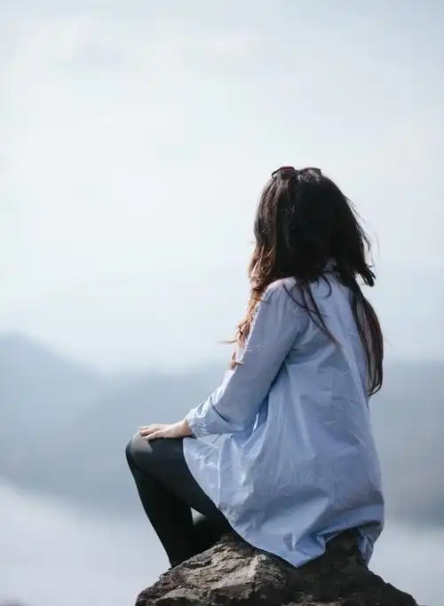 伤感图片女生背影,性感女生背影图片伤感黑白图2