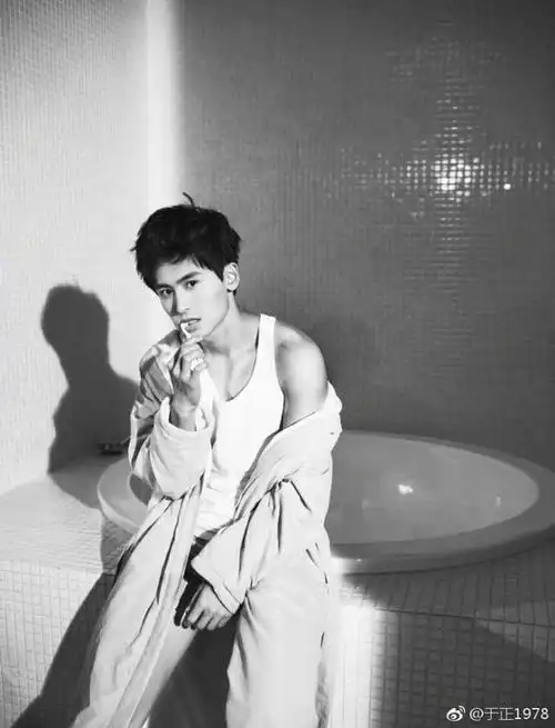 张哲瀚穿背心肌肉尽显 荷尔蒙气息爆棚_新浪图片