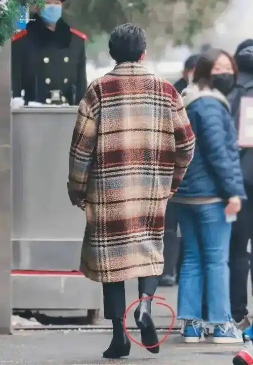 男星踩高跟鞋众相,王一博镶钻高跟,看到华晨宇的我忍不了了_造型_鞋跟