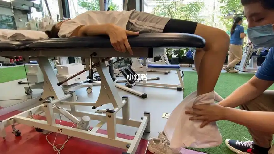 今天在@骨间bone space,我记录了温柔的@骨科康复吕承柏老师给我掰腿