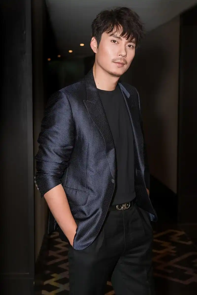 演员艾伦allen亮相国际华语电影节 蓝色丝绒西装优雅绅士_高清图集