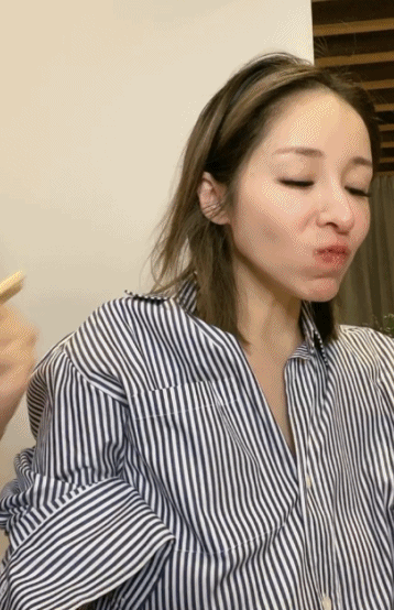 去年下半年, 萧亚轩上传一段自拍视频,并配文:"等了",视频中的萧亚轩